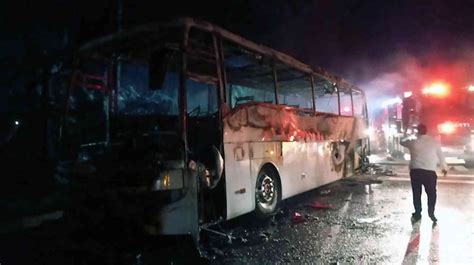 E­r­z­i­n­c­a­n­’­d­a­ ­y­o­l­c­u­ ­o­t­o­b­ü­s­ü­ ­y­a­n­d­ı­,­ ­f­a­c­i­a­d­a­n­ ­d­ö­n­ü­l­d­ü­ ­-­ ­Y­a­ş­a­m­ ­H­a­b­e­r­l­e­r­i­